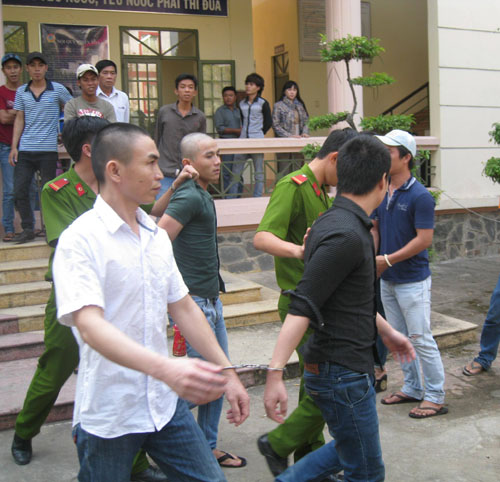 Hoãn phiên tòa xét xử băng siêu trộm vì cha bị cáo không đến