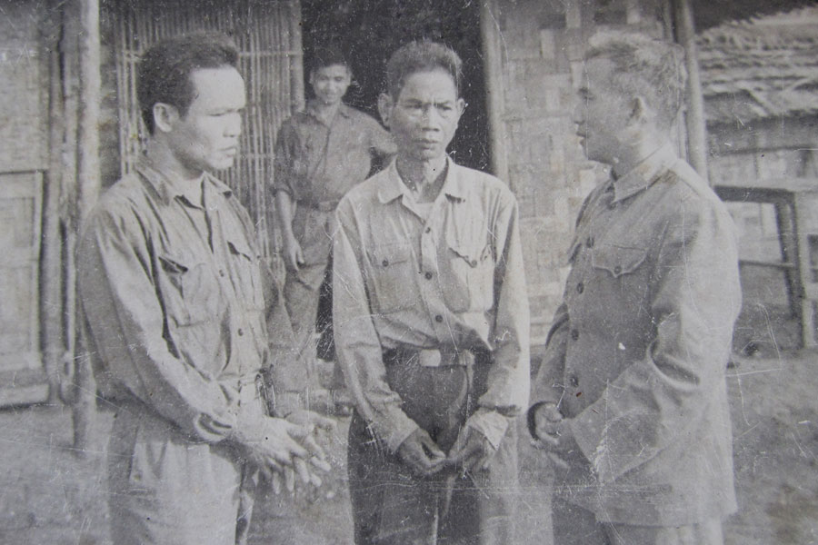Ông Lâm Huế (bên phải) trong những năm tháng ở Campuchia (Ảnh chụp lại)