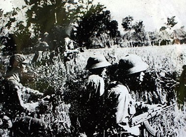 Bộ đội tình nguyện Việt Nam và lực lượng cách mạng Cam-pu-chia phối hợp đánh địch (Ảnh tư liệu)