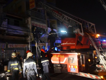 Hàng trăm chiến sĩ dập lửa ở kho hóa chất