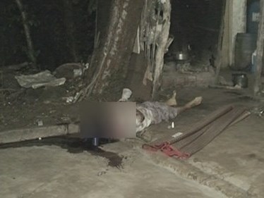 Kinh hoàng phát hiện vợ nằm chết sau nhà, tay bị chặt đứt