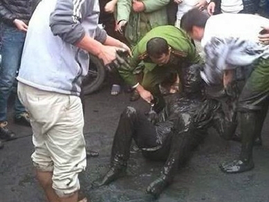 Thanh niên ngáo đá chui xuống cống vì sợ bị truy sát