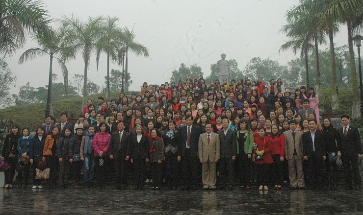  Lãnh đạo VKSNDTC, lãnh đạo VKSND tỉnh Bắc Ninh và Đoàn cán bộ nữ VKSNDTC chụp ảnh tại tượng đài đồng chí Hoàng Quốc Việt.