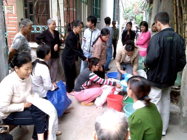 Cả làng rủ nhau đi  lọc máu