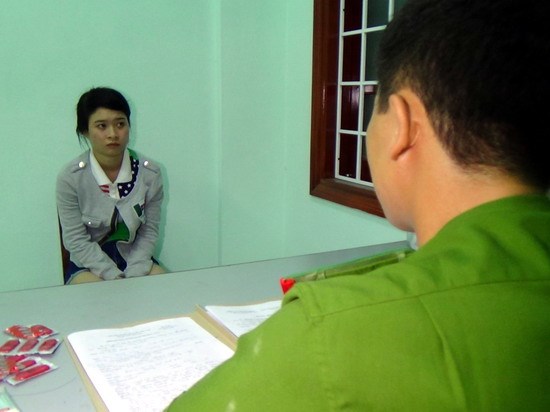 Nguyễn Thị Cẩm Thu khai nhận hành vi mua bán ma túy trái phép. (Ảnh: Vũ Quốc Hùng)