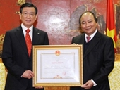 Trao tặng Bằng khen của Thủ tướng cho Chủ tịch một Tập đoàn Hàn Quốc