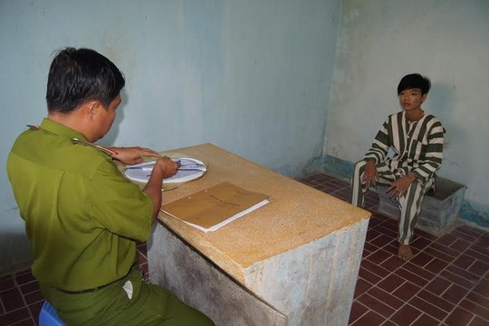 Vờ sửa đồ, giết chủ tiệm may, cướp tài sản