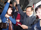 Bí thư Thành ủy Hà Nội đi xe buýt
