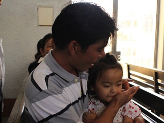 Bố mẹ tự vẫn, bé gái 5 tuổi đến dự tòa