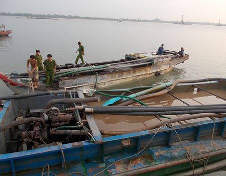 Trên 100 phương tiện hút cát trái phép bị bắt