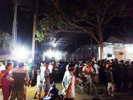 Lùi xe bất cẩn, cán chết 2 công nhân