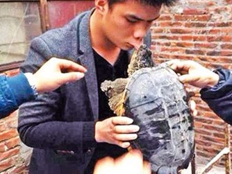 Nam thanh niên nhập viện vì… bị rùa khóa môi