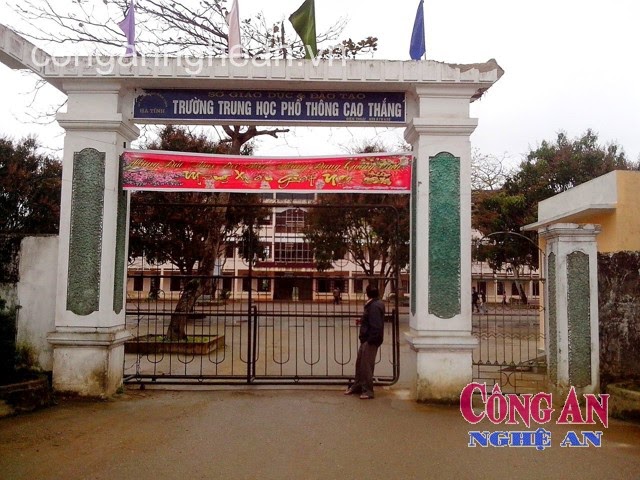 Bí thư đoàn cắm xe đồng nghiệp, ôm tiền học sinh biến mất