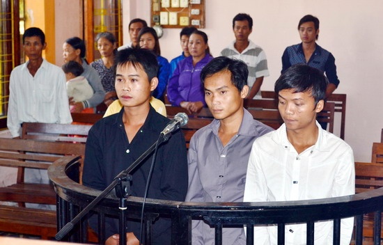 Tranh hát karaoke người bị thương, kẻ đi tù