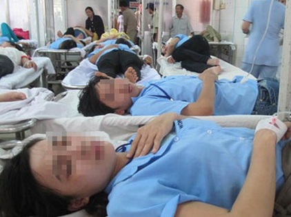 Cơm công nhân vừa ăn vừa sợ  mất mạng