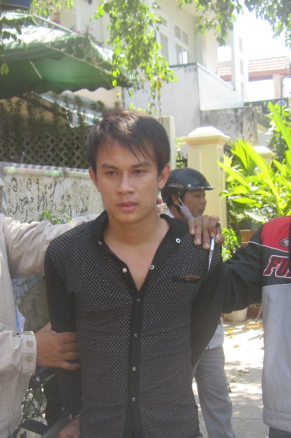 Bắt đối tượng đá nóng xe máy ở quán cà phê