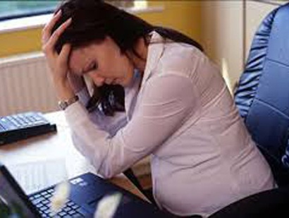 Về quê nghỉ sinh, chồng dẫn bạn gái cũ về sống chung