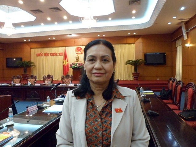 Cô giáo chui túi nilon qua suối Thật là kỳ dị