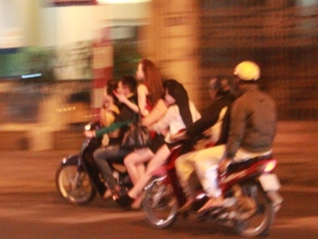 Quái xế chất hàng phục vụ khách Sống trong sợ hãi