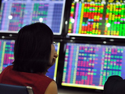 Lãi suất giảm tốt cho chứng khoán, bất động sản