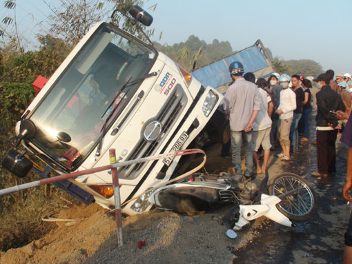 Xe tải húc nhau, hai người chết tại chỗ