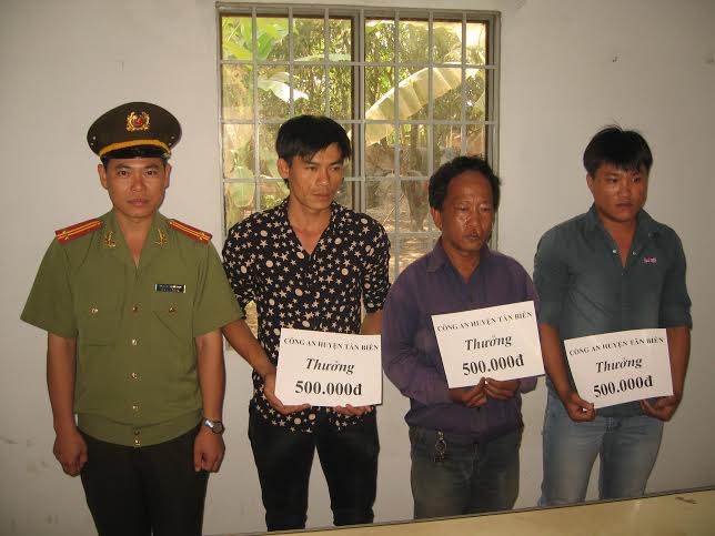 Công an Tân Biên Khen thưởng đột xuất cho quần chúng truy bắt kẻ trộm