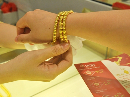 Giá vàng SJC giảm chậm hơn thế giới