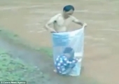 Clip học sinh chui túi nilon vượt suối đến trường ở Điện Biên lên báo nước ngoài