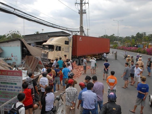 Xe container lao vào nhà dân, sập ba ngôi nhà ven đường