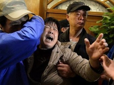 Nghẹn ngào nghe tin dữ về MH370