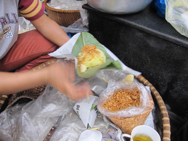 Dùng báo in gói đồ ăn dễ nhiễm độc chì