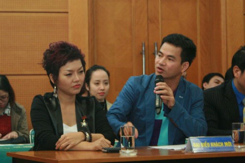 Nghệ sĩ Xuân Bắc, ca sĩ Thái Thùy Linh tại chương trình đối thoại Năm thanh niên tình nguyện 2014 vào sáng 24/3. (Ảnh Nguyễn Dũng)
