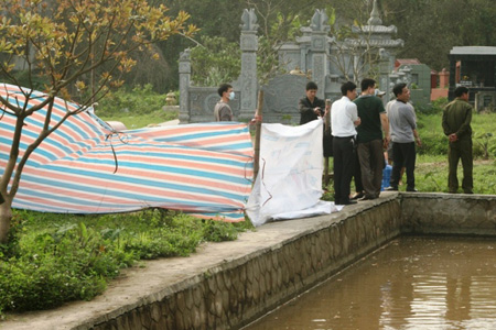 Cơ quan chức năng Hà Nội khám nghiệm hiện trường nơi chôn cất 2 xác thai nhi