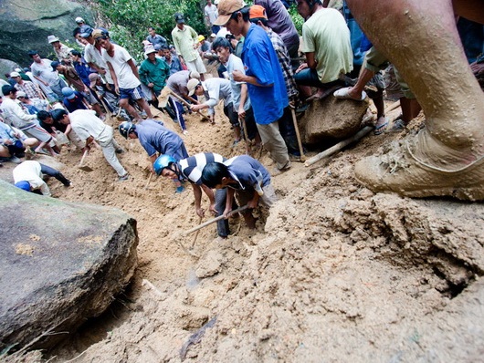 Nước mắt lăn dài theo mộng trầm hương