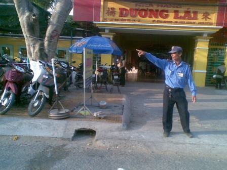 Cán bộ phường ùn ùn đi ăn cưới con Trưởng Ban Tổ chức Thành ủy