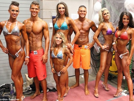 Cô gái bị còi xương vẫn vô địch thể hình