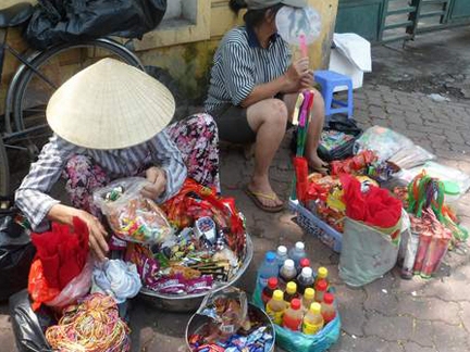 Quà vặt bẩn tại cổng trường Sẽ công khai cơ sở vi phạm