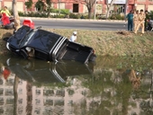 Vùng vẫy kêu cứu trong xe ô tô bị nạn dưới hồ