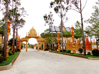 Cổng chùa Xiêm Cán thẳm sâu.