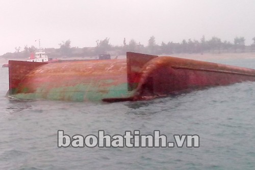 Lật sà lan, 1 công nhân mất tích