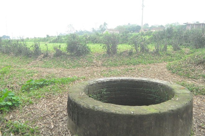 Cháu bé 3 tháng tuổi bị ném xuống giếng làng