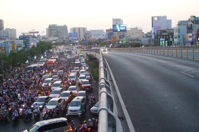 Vì sao không cho xe máy lên cầu vượt Hàng Xanh