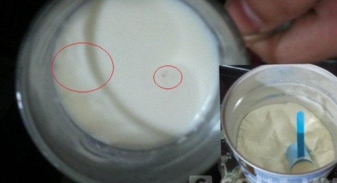 Sữa Abbott nổi váng đen Khách hàng cầu cứu cơ quan chức năng