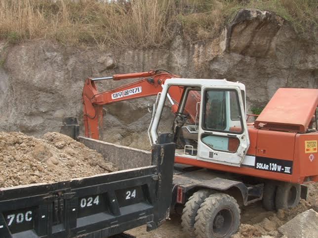 Phát hiện một vụ khai thác đất trái phép