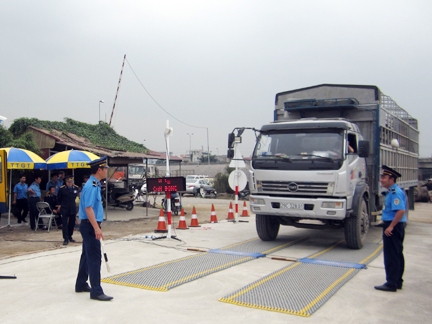 Đồng loạt kiểm tra, xe quá tải giảm hẳn