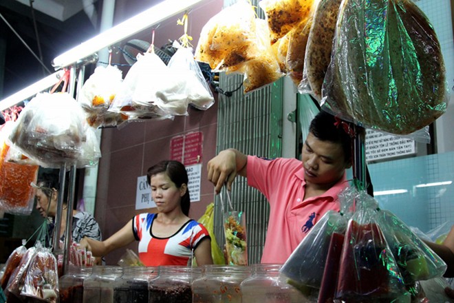 Lấy số thứ tự mua bánh tráng trộn 20 000 đồng ở Sài Gòn