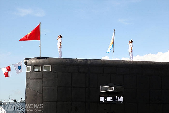 Lễ thượng cờ trên tàu ngầm lớp Kilo