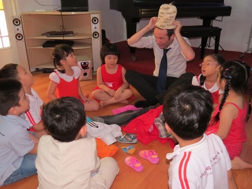 Khi bé mầm non học ngoại ngữ