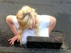 Phi thân cứu iPhone, cô gái kẹt ngực ở cống