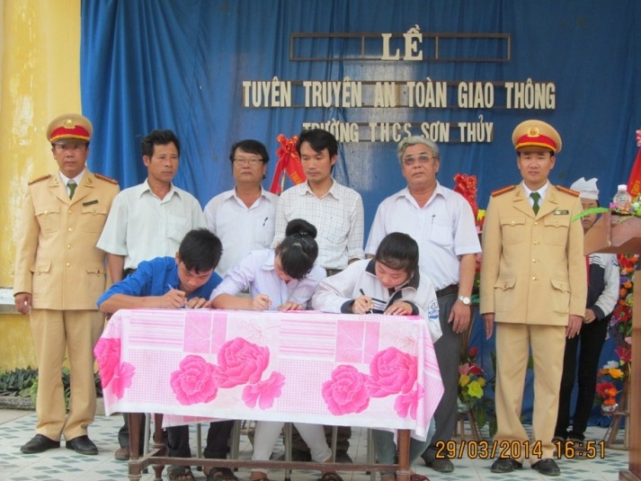 Tăng cường phổ biến pháp luật về an toàn giao thông cho học sinh